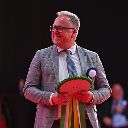 Mikael Nilsson med rosett i handen