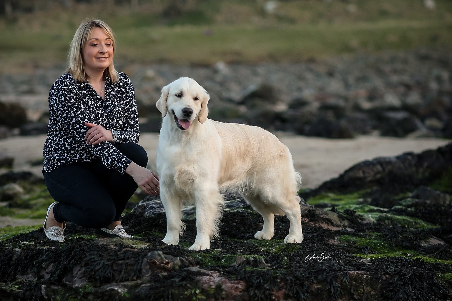 Emma Archibald med en golden retriever