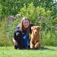 Emma Reuterhäll med sina hundar Kalle och Prima