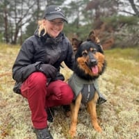 Julia Larsson med sin hund Harry