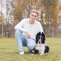 Noah Skaret och hans hund Dobby