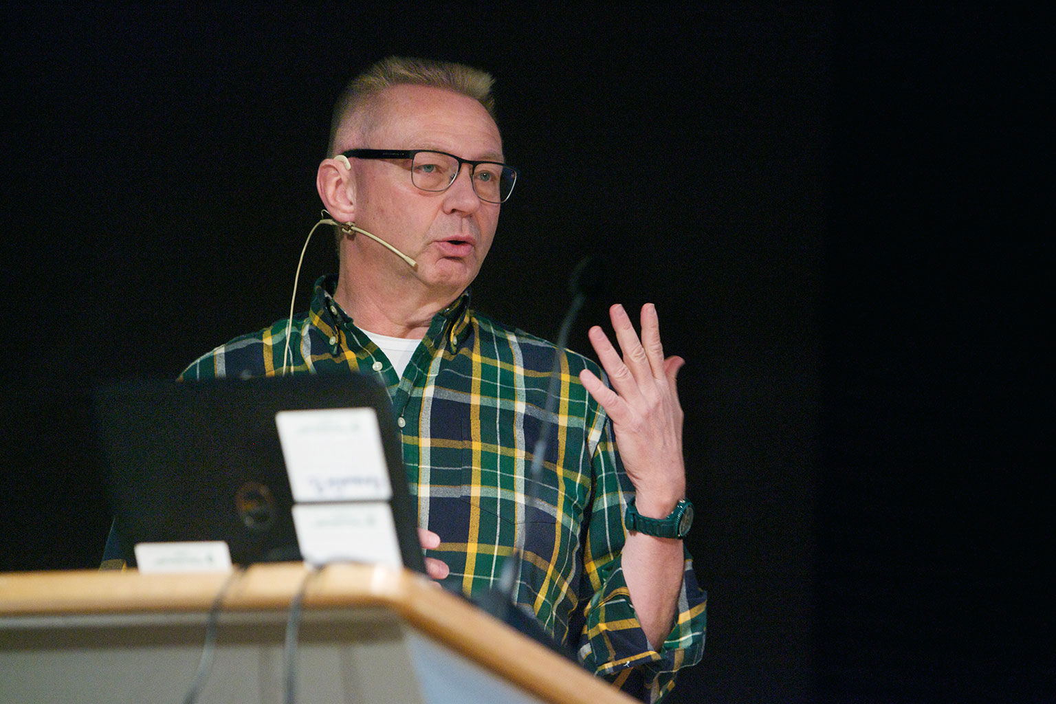 Professor Erling Strandberg i talarstolen