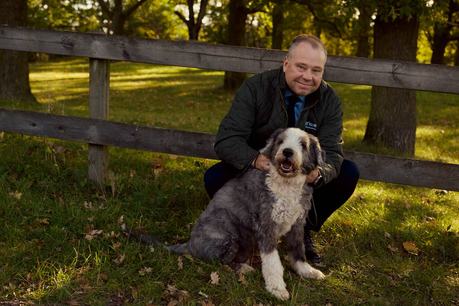 Patrik Olsson från Agra med en hund