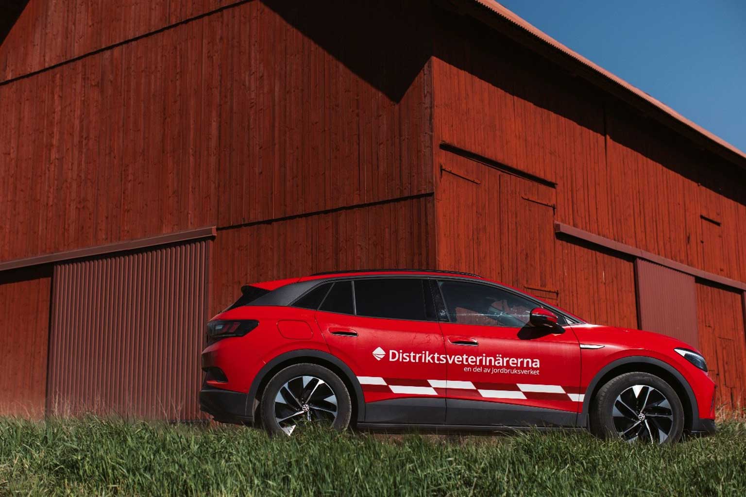 Distriktsveterinärernas bil framför en lada
