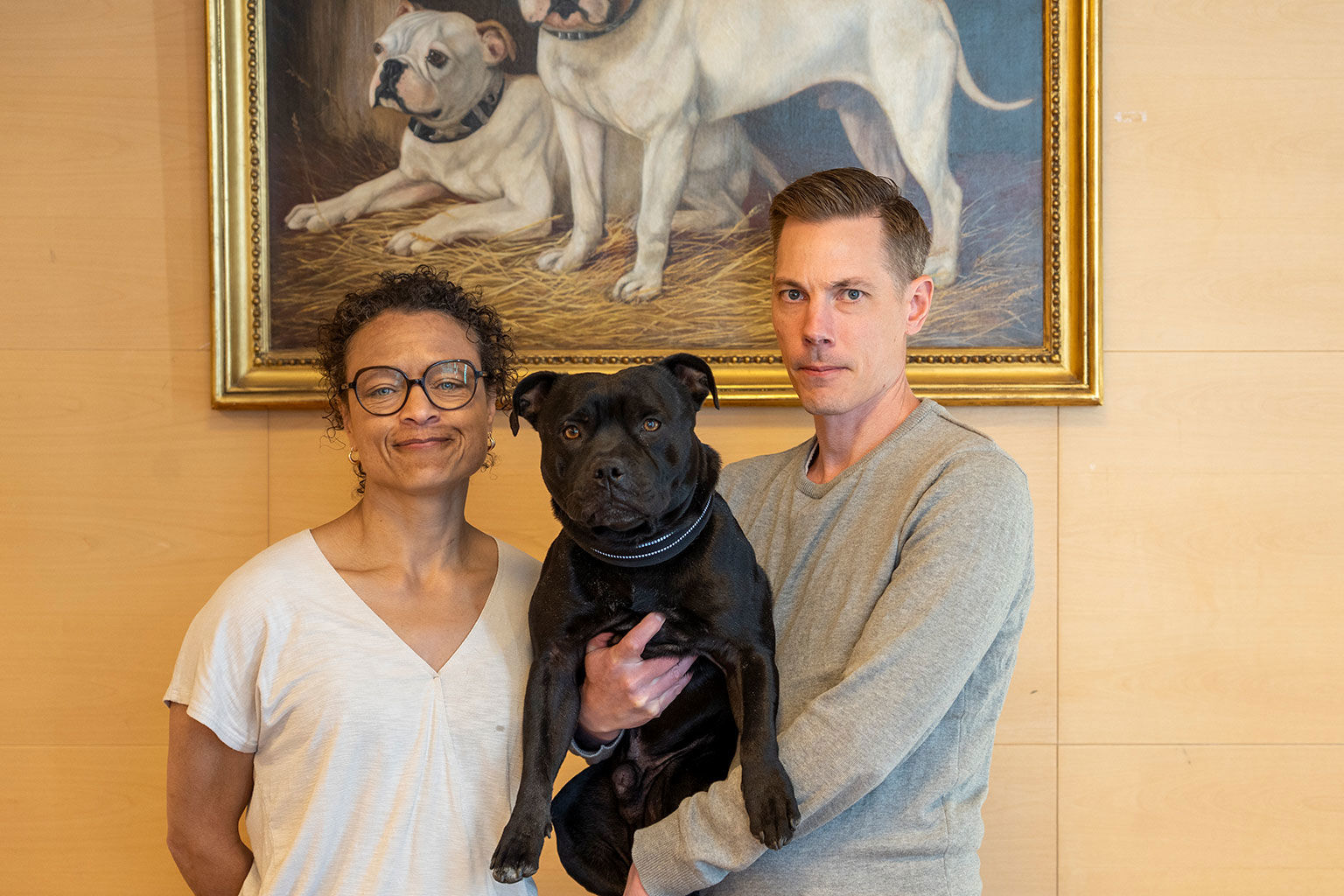Veterinär Barbara Dyall och Thomas Uddman vars staffordshire bullterrier Hiro fick gradering O som betyder kliniskt opåverkad och fri från andningsbesvär. Foto: Måns Engelbrektsson.